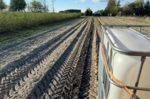 Rozlewanie Carbohumiku na Aroniowej Demo Farmie przed wysadzeniem sadzonek