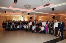 Zbiorowe zdjęcie uczestników balu