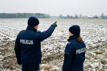 Para policjantów polskiej policji na polu uprawnym