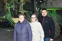 Natalia i Adrian Bartosiowie wraz z mamą Ewą Kowalczyk