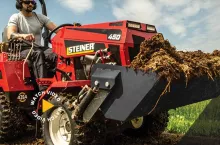 Dostajemy kompaktową maszynę 4×4 z ramą łamaną i oscylującą, która bardziej przypomina skrzyżowanie traktorka komunalnego, ładowarki przegubowej i kosiarki profesjonalnej, fot. źródło Steiner