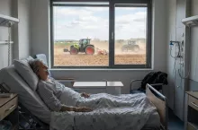 Czy świadczenie pielęgnacyjne się traci, gdy umieści się osobę w całodobowym ośrodku opieki?