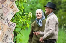 rolnik i rolniczka emeryci, po lewej banknoty polskie