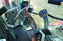 Mechaniczna skrzynia biegów oferuje określoną liczbę przełożeń np. 18 + 18, więc trzeba dobrać odpowiednie przełożenie do wykonywanej pracy. Jej największą zaletą jest prosta konstrukcja, co przekłada się na stosunkowo tani serwis, fot. AHM