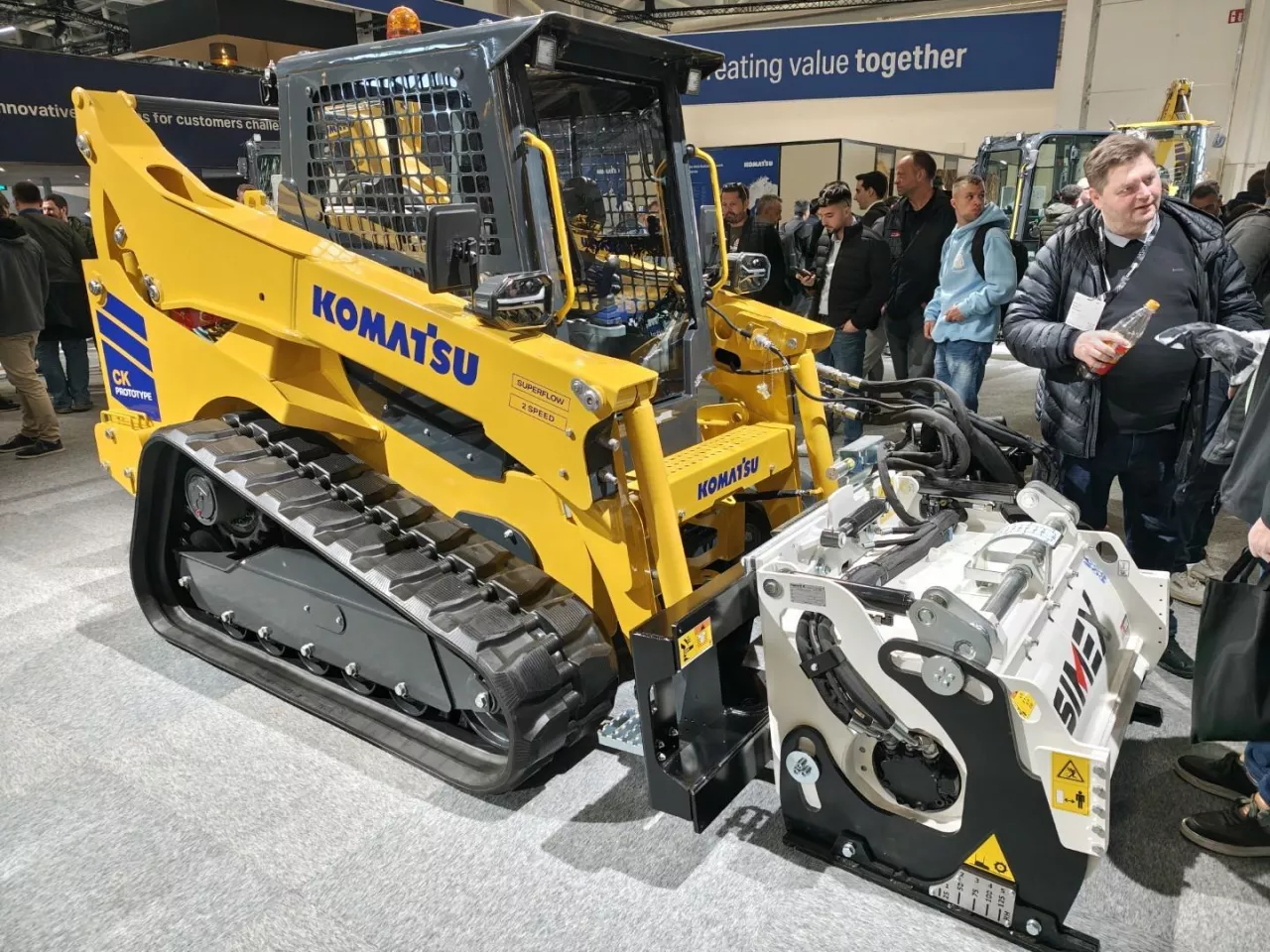 Nawet w modelu gąsienicowym producent zapewni oświetlenie drogowe z przodu i z tyłu oraz cztery ledowe lampy robocze na kabinie. Widoczna jest również kamera cofania, fot. Komatsu