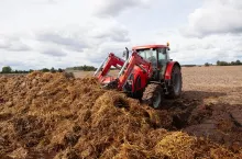 Składowanie odpadów i obornika na skraju polu