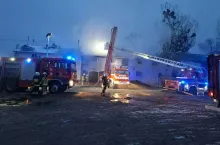 Strażacy walczą z pożarem obory w której znajduje się 70 cielaków.