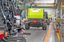 Na nowych liniach ruszyła masowa produkcja serii Cerex 700, wprowadzonej na rynek w 2025 roku. To prasy zmiennokomorowe zaprojektowane z myślą o większej wydajności, wysokiej gęstości bel i niższym zapotrzebowaniu na moc, fot. źródło Claas