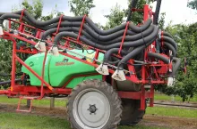 Octopus – opryskiwacz dwufunkcyjny – chroni truskawki i cebulę. Ma 10 przewodów powietrznych zakończonych dyfuzorami powietrza z możliwością regulacji rozstawu, w zależności od szerokości rzędów.