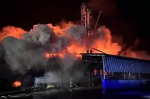 Strażacy przez całą noc z niedzieli na poniedziałek walczyli z pożarem hali ze zbożem