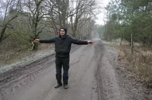 Pan Adam podkreśla, że ciągnik nie może minąć się na wiejskiej drodze prowadzącej na pola z pojazdami gąsienicowymi wojska. To niebezpieczne dla rolnika