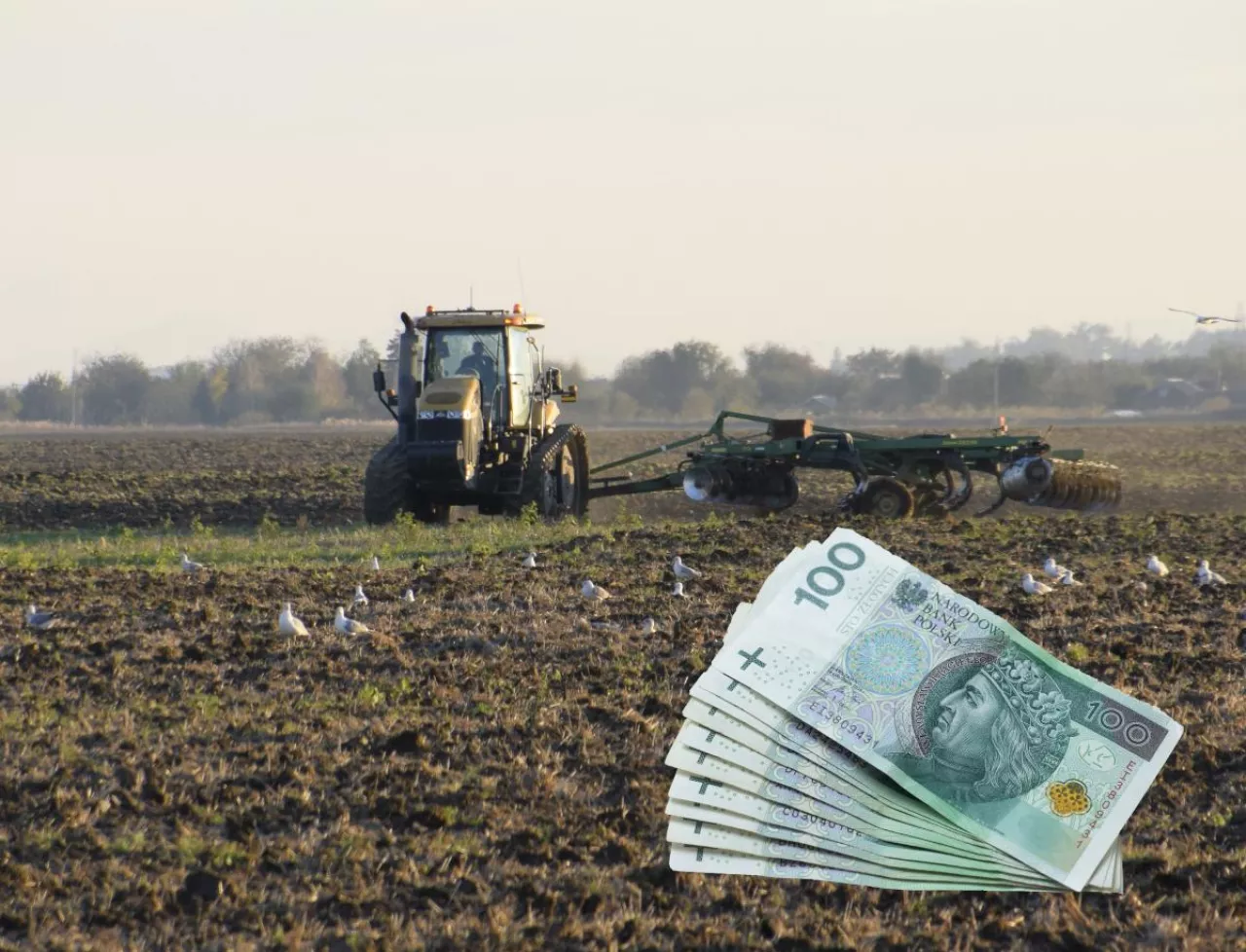 Ciągnik z broną talerzową podczas jesiennej uprawy gleby