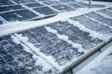 Śnieg na panelach fotowoltaicznych. Czy rolnik może go usuwać?