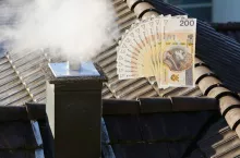 dach, komin, dym z komina i polskie banknoty po prawej u góry