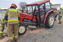 Ciągnik rolniczy po zderzeniu z osobówką złamał się na pół