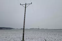 Z tytułu obecności słupa energetycznego na polu rolnikowi przysługuje wynagrodzenie w ramach służebności przesyłu
