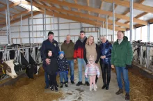 Na zdjęciu od lewej: Tadeusz, Piotr, Krzysztof, Anna, Marzena Kolendo oraz Leszek Markowski – kierownik działu skupu MSM Mońki, w pierwszym rzędzie dzieci: Jakub, Patryk i Wiktoria