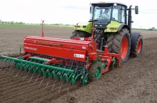 Pracy polowe podczas siewu upraw jarych