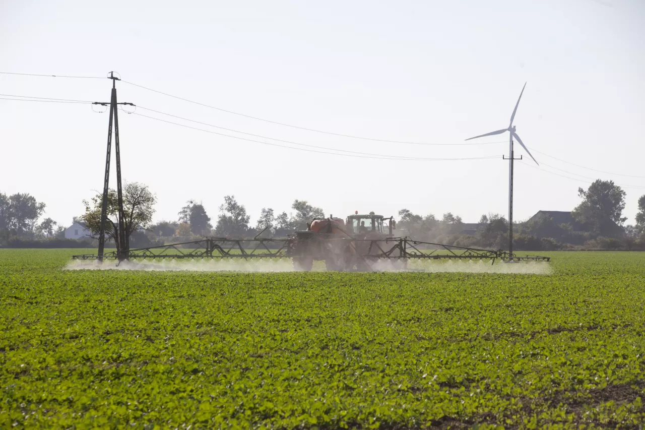 opryskiwacz na polu