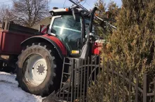 Ciągnik wypadł z drogi i uderzył w słup energetyczny na posesji