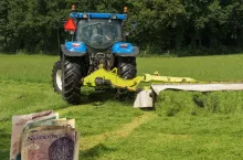 pole, traktor, banknoty po lewej na dole