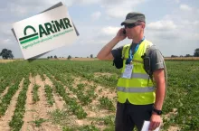 kontroler, pole, logo ARiMR po lewej na górze