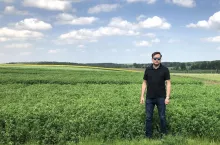 Patryk Pawlak od wielu lat lustruje wspólnie z rolnikami użytki zielone, lucerniki, doradza, ocenia plantacje i podpowiada, jak sobie radzić i na co szczególnie uważać w danym sezonie