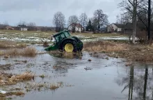 Przejażdżka, jak sam to ujmuje 20-latek, zakończyła się w rzece