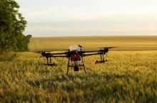 Dron wykorzystywany do prac monitoringowych i zabiegów precyzyjnych nad polem zboża.