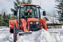 Nowa kabina jest przestronna, mocno przeszklona i przebudowana tak, aby operator czuł się dobrze, jest sporo schowków a pierwsze skrzypce gra efektowny K-Command, fot. Kubota