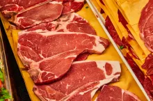 Kawałki świeżej wołowiny na ladzie mięsnej. Zdjęcie ilustracyjne do materiału o wpływie umów handlowych UE na rynek wołowiny i konkurencję w sektorze.