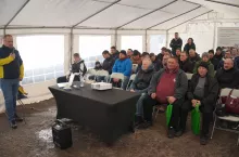  Producenci mleka słuchający wykładu w hali namiotowej 