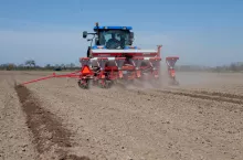 Ogrzewanie gleby przed siewem kukurydzy poprzez spulchnianie wierzchniej warstwy powinno być prowadzone tak, aby łoże siewne pozostało wilgotne. 