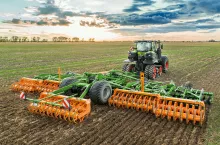 Szerokość robocza Catros 12003-2TX to 12 m. Maszyna może pracować z prędkością roboczą sięgającą 18 km/h