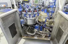 Przy każdym robocie zastosowany jest zbiornik końcowy. Po zakończeniu doju mleko jest przepompowywane do przewodu ciśnieniowego. Rurociąg prowadzony jest nad ziemią