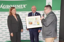 Trudno było to odnaleźć – pierwsze reklamy produktów Agrosimexu w prasie rolniczej. Ale udało się i taką pamiątkę Wiesławie i Leszkowi Barańskim sprezentował Adam Paradowski, prezes zarządu AgroHorti Media. A były to reklamy mieszańców kukurydzy firmy Kiskun, preparat dodynowy Efuzin, i w „Tygodniku Rolniczym” nawozy Rosasol i Rosabor