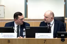 Stefan Krajewski, minister rolnictwa i rozwoju wsi, i Piotr Całbecki, przewodniczący Komisji Zasobów Naturalnych Europejskiego Komitetu Regionów podczas dialogu wysokiego szczebla w dniu 3 marca 2026 r.