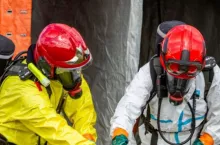 Na miejscu zdarzenia cały czas pracują strażacy, w tym specjalistyczna grupa ratownictwa chemicznego