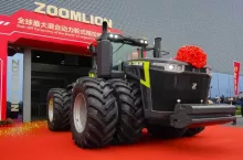 Producent nie zdradza jeszcze wielu szczegółów konstrukcyjnych, ale wiadomo, że dodatkową moc generują silniki elektryczne wspomagające napęd kół. W efekcie cały układ może wygenerować potężny moment obrotowy sięgający 4500 Nm, który trafia na koła bliźniacze, fot. źródło Zoomlion