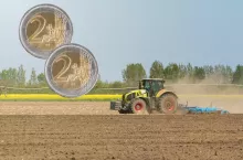 maszyna rolnicza na polu, po lewej dwie monety 2 euro