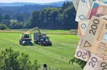 maszyny rolnicze pracujące na polu, po prawej polskie banknoty