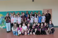 Dziewczyny trenujące piłkę nożną w Mieścisku. Wiele z nich otrzymuje stypendium za bardzo dobre wyniki w nauce