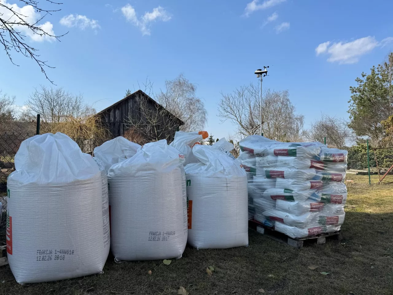 Nawozy wieloskładnikowe i wapno - zdjęcie ilustracyjne