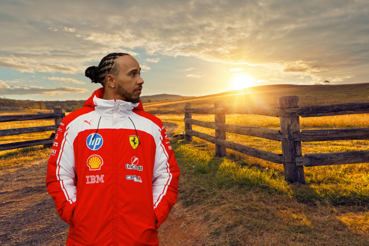 Lewis Hamilton na tle ogrodzonego rancha