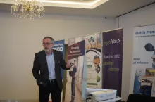 Mastitis w stadzie należy oceniać nie tylko przez pryzmat progu 400 tys. komórek somatycznych czy kosztu pojedynczej tubostrzykawki. Znacznie ważniejsze jest to, jak wiele krów w stadzie przekracza 200 tys. komórek, jak wygląda ich pobranie paszy, czy są prawidłowo przygotowane do laktacji i czy mają warunki do utrzymania dobrej odporności - przekonuje prof. Zygmunt Kowalski.