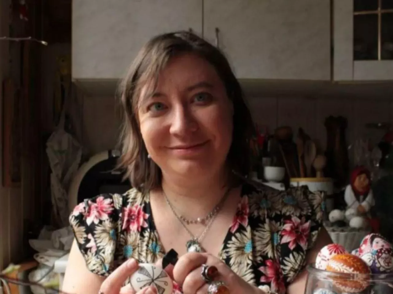 Pisanie woskiem to jej ulubiona technika zdobienia wydmuszek. Dziś Malwina uczy tej sztuki innych