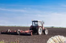 KOWR zmienia zasady gry. „Ofertówki” na ziemię znikną? Rolnicy alarmują