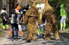 Niedźwiedzie poruszają się wolno, a jednak z jakąś gracją. W tym zwyczaju jedną z najważniejszych kwestii jest to, że wyglądają jak te przed wojną, a ich stroje wyplata się wciąż w ten sam sposób