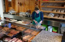 Produkty oferowane w sklepie rolniczym są droższe niż w lokalnych marketach, ale dzięki jakości znajdują bez problemu klientów