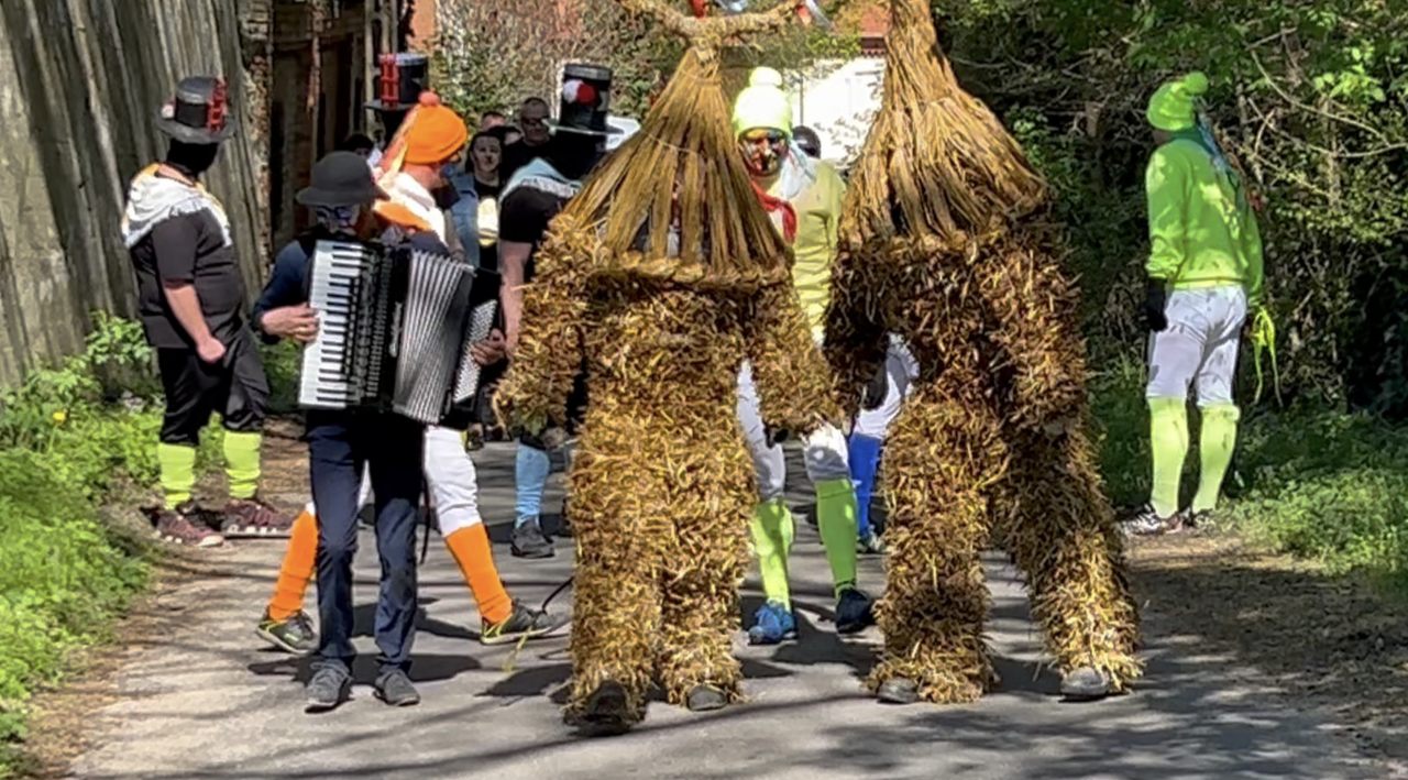 Niedźwiedzie poruszają się wolno, a jednak z jakąś gracją. W tym zwyczaju jedną z najważniejszych kwestii jest to, że wyglądają jak te przed wojną, a ich stroje wyplata się wciąż w ten sam sposób